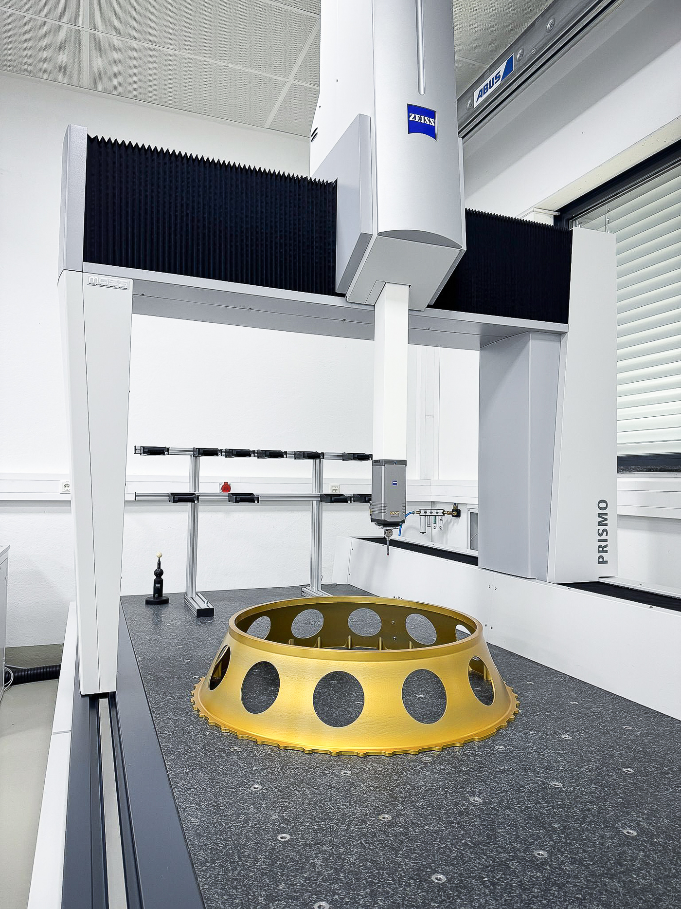 Gefrästes Großteil: Tankhalterung für die Raumfahrt beim Messvorgang